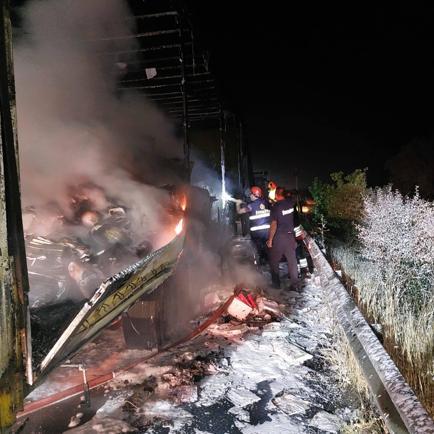 Bolu’da kitap yüklü TIR yandı