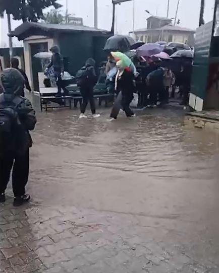 Adana’da sağanak nedeniyle yollar göle döndü