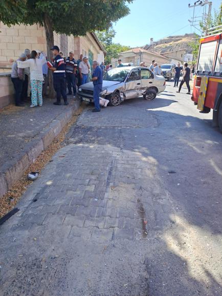 Minibüs, park halindeki 6 araç ve yayalara çarptı: 1 ölü, 2 yaralı