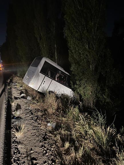 Servis minibüsü ile otomobilin çarpıştığı kaza kamerada: 8 yaralı
