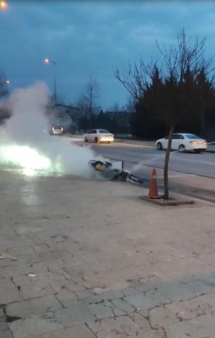 Alkollü motosiklet sürücüsü, polise yakalanınca aracını ateşe verdi
