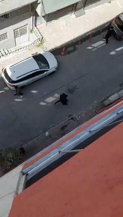 Esenler’de motosikletliye çarpıp kaçan otomobil sürücüsü, durdurulunca bıçak çekti