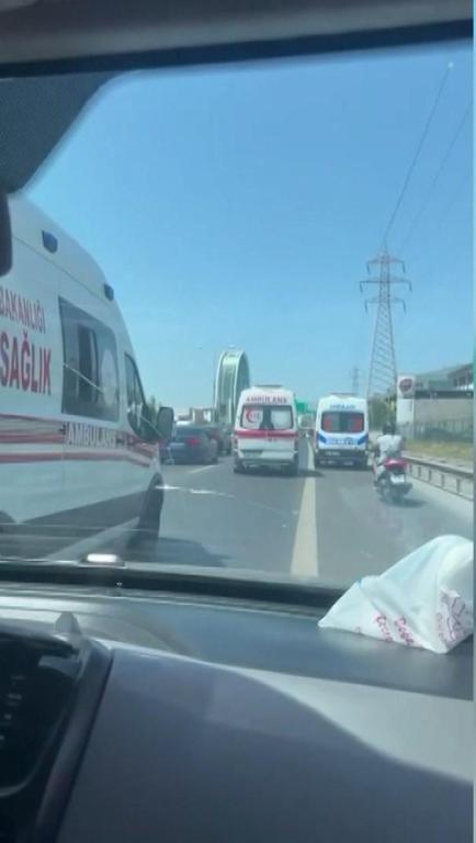 Bağcılarda ambulansa yol vermeyip önünü kesen sürücü kamerada