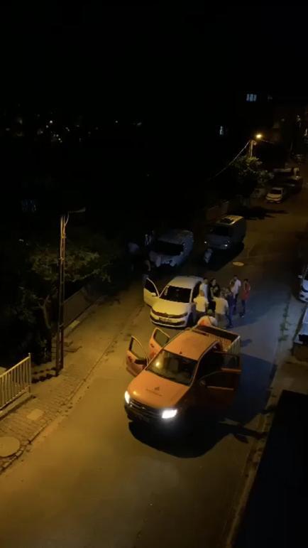 Ümraniyede yol bakım aracıyla yol kesip, otomobil sürücüsünü darbettiler