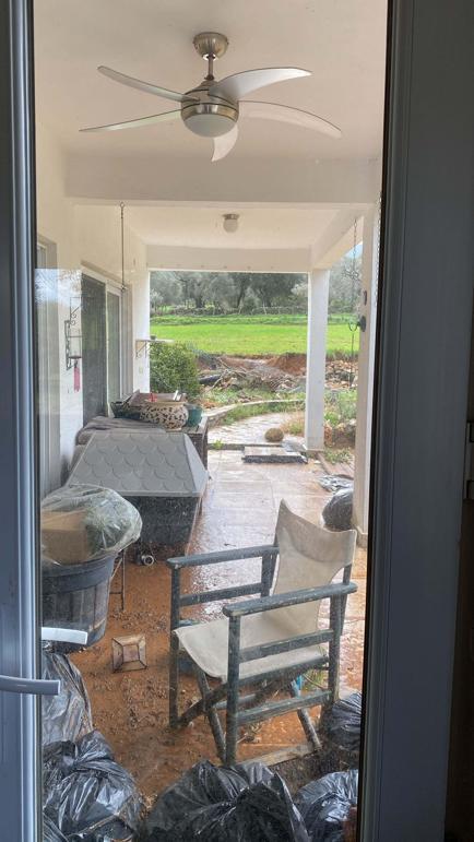 Bodrumda sağanak; su dolan yolda kalan kamyonetin sürücüsü kepçeyle kurtarıldı