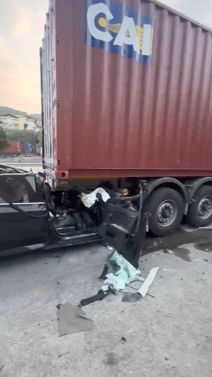 Otomobil, TIRın altına girdi, baba ve oğlu öldü