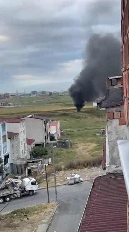 Avcılar’da atıkları boş araziye döküp yakan kamyonet şoförüne 50 bin lira ceza