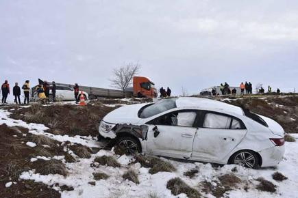 Sivasta buzlanma nedeniyle zincirleme kaza: 1 ölü, 2 yaralı