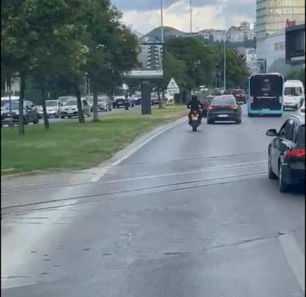Motosiklet sürücüsü, vakaya giden itfaiye aracına yolu açtı