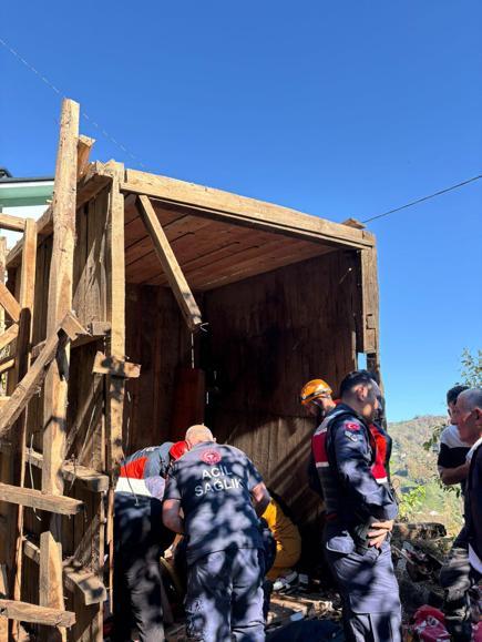 Arı kovanlarının bulunduğu ahşap yapı devrildi; 2 ölü, 1 yaralı