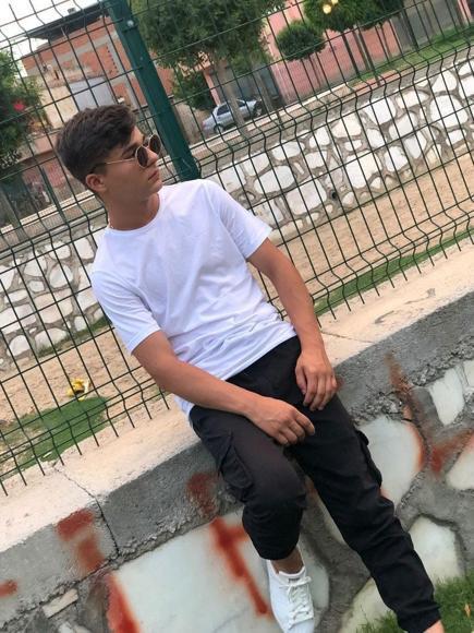 Babasının balık avlamak için elektrik akımı verdiği suda öldü