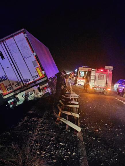 TIRın bariyerlere çarptığı kaza kamerada