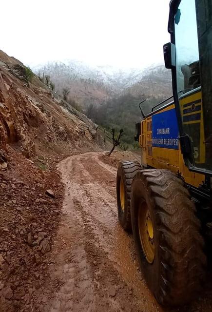 Diyarbakır’da, kırsal mahalle yollarında kar temizliği