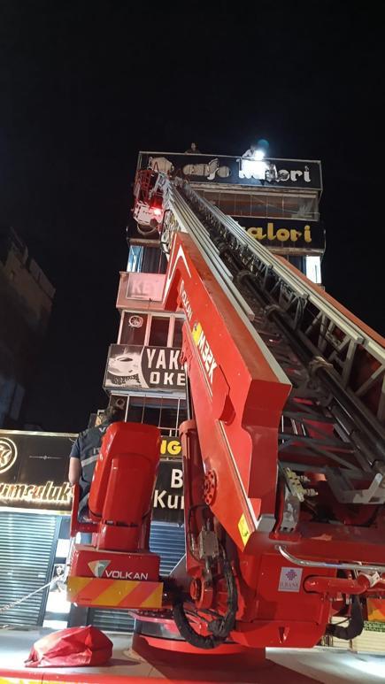 Binadan beton parçaları koptu, caddede yürüyenler son anda kurtuldu