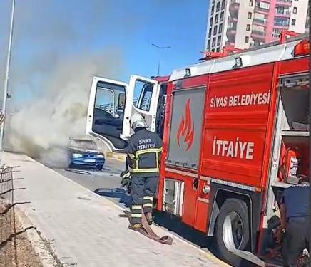 Sivasta otomobil alev aldı; sürücü yaralandı