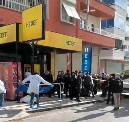 Önce komşusu anne ve oğlunu, ardından büfeciyi öldürdü; vurularak yakalandı