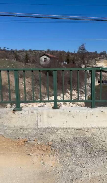 Kalabalık tepkisinden rahatsız olan belediye başkanı, köprüyü tek başına açtı