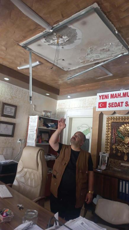 Avizenin monte edildiği kartonpiyerin altında kalmaktan saniyelerle kurtuldu