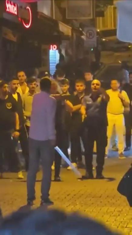 Beşiktaşta Mekanda eşime baktılar diyerek döner bıçağıyla saldırdı; o anlar kamerada