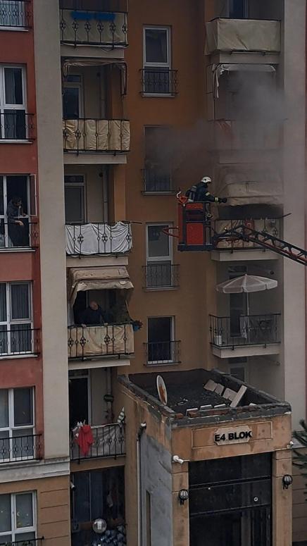 İtfaiye eri kendi hava maskesini, yangında mahsur kalan kişiye vererek kurtardı