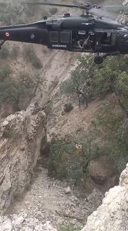 Gabar Dağında düşüp yaralandı, askeri helikopterle alındı