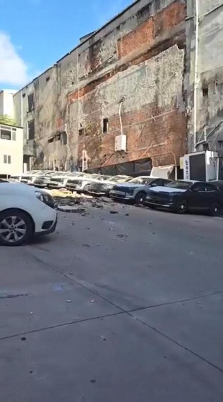 Kağıthane’de duvar otoparka doğru çöktü: 12 sıfır araçta 30 milyon liralık hasar oluştu
