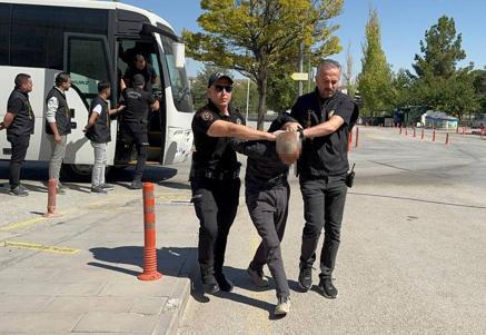 Baba ve oğlunu öldüren saldırgan ile 5 yakını adliyeye sevk edildi