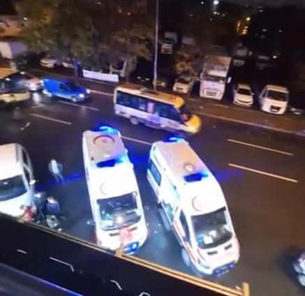 Bağcılarda İETT otobüsü park halindeki çekiciye çarptı