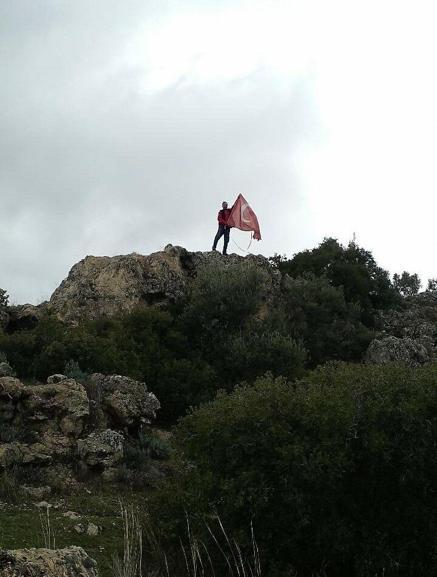 Kayalıklara takılan Türk bayrağını tereddüt etmeden kurtardı