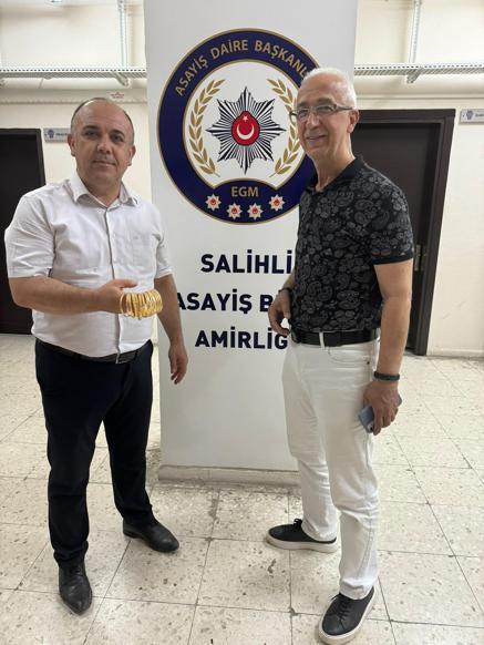 Müşteri gibi girdiği kuyumcu dükkanından 15 altın bilezik alıp kaçtı; o anlar kamerada