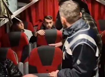 Telefonla aradıkları kadını 2 milyon lira dolandıran şüpheliler, tutuklandı