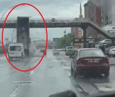 Damperi açık kalan kamyon üst geçide çarptı: 3 yaralı