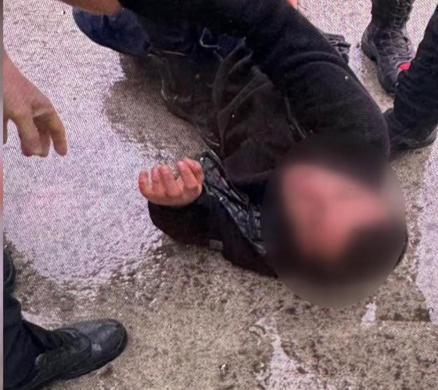 Bağcılarda devriye aracındaki polislere bıçaklı saldırı kamerada