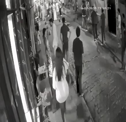 Beyoğlunda terriere saldıran pitbull cinsi köpeğin sahibinin bıçaklandığı kavga kamerada