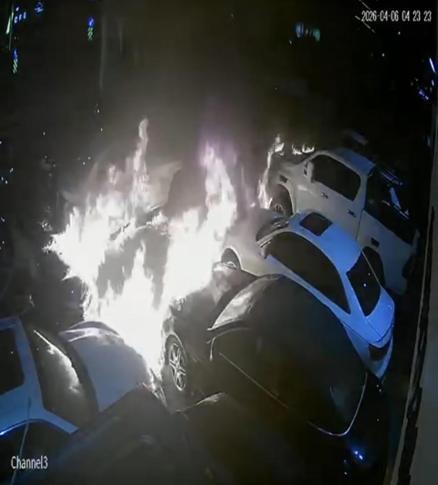 Beşiktaş’ta oto galerinin kundaklandığı sahibinin villasının kurşunlandığı anlar kamerada