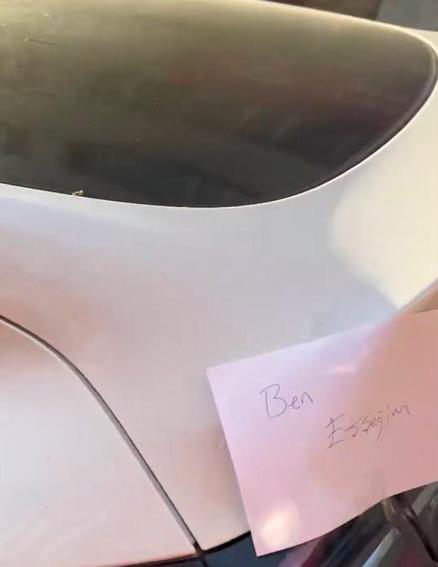 Şişlide yola bırakıp gittiği araca 3 dilde yazılı notlarla Ben eşeğim tepkisi