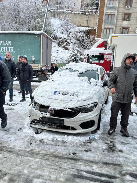Kağıthane’de yokuştan kayan kamyonet kar topu oynayan çocuklara çarptı; sürücü tutuklandı