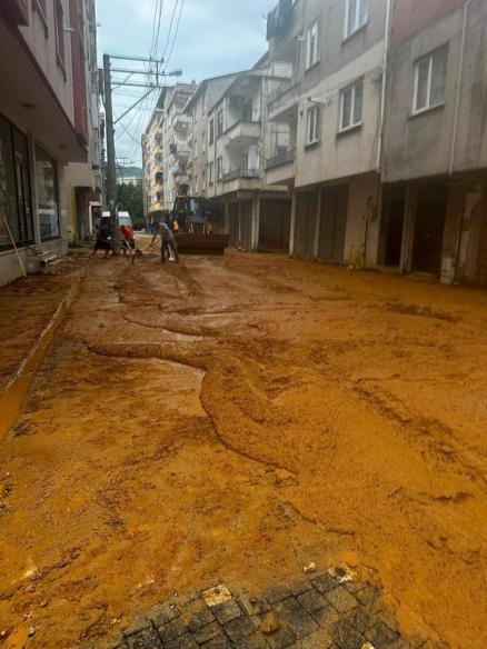 Giresun’da sağanak 2,2 milyon liralık hasara neden oldu; dere taşması kamerada