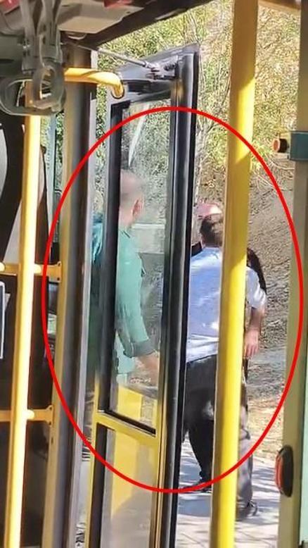 Minibüs şoförü ile yolcunun durak kavgası kamerada