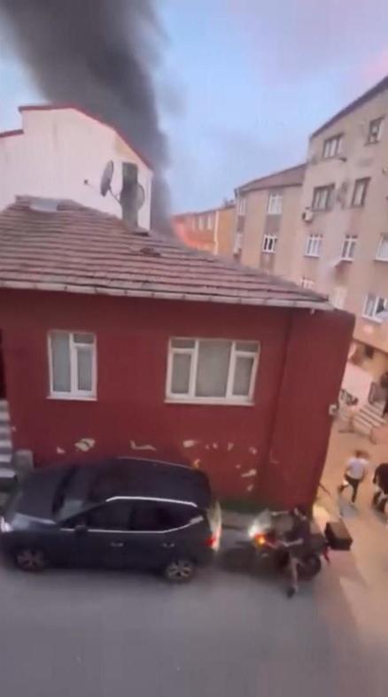 Beyoğlu’da 2 gün önce park edilen araç alev alev yandı: Kimseyle husumetim yok-