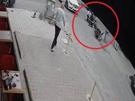 Otomobilin çarptığı motosikletteki sevgililer yaralandı