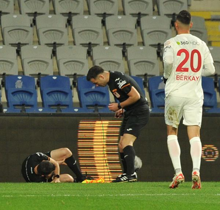 Başakşehir - Pendikspor maçının yan hakemi Cemil Tunç sakatlandı