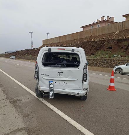 Otomobil ile hafif ticari araç çarpıştı: 2si çocuk, 5 yaralı