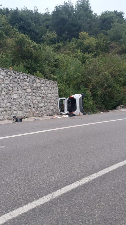 Otomobil istinat duvarına çarptı; müzik öğretmeni Cansu öldü, kayınpederi ve bebeği yaralı