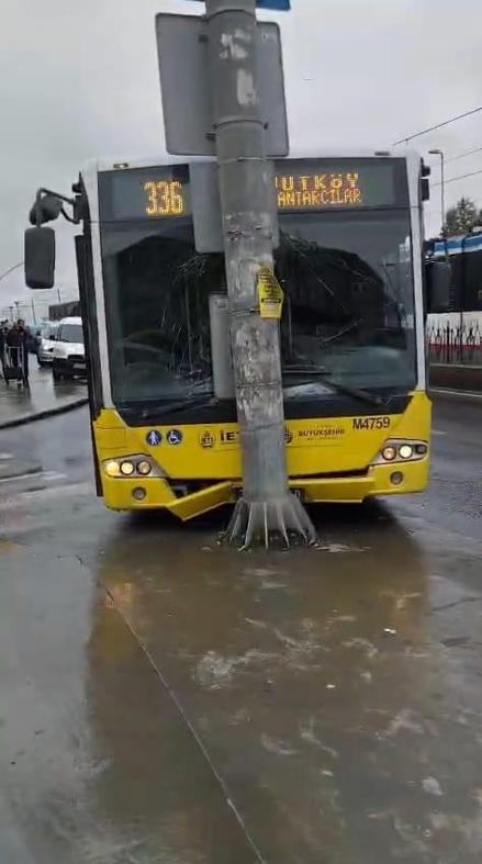 Sultangazide İETT otobüsü yola dökülen akaryakıt nedeniyle kayarak direğe çarptı