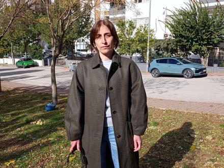 Sahipsiz 2 kurt köpeği, tasmayla gezdirilen evcil köpek ile sahibine saldırdı