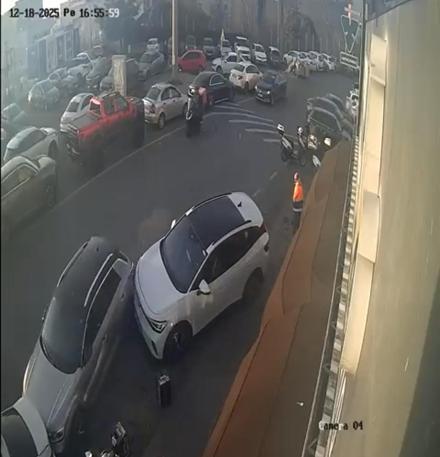 Maltepede sürücüsünün fren yerine gaza bastığı otomobil, başka araca çarptı; kaza kamerada