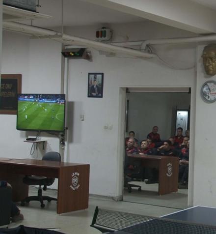 Dünya Kupası maçını bırakıp yangına koştular