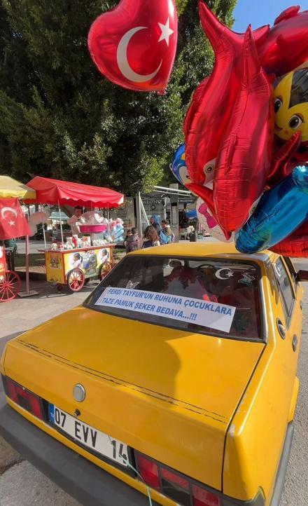 Ferdi Tayfur hayrına ücretsiz pamuk şeker dağıttı