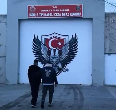 Kapı camını tekmeyle kırıp girdikleri iş yerinden 100 bin liralık telefon çaldılar